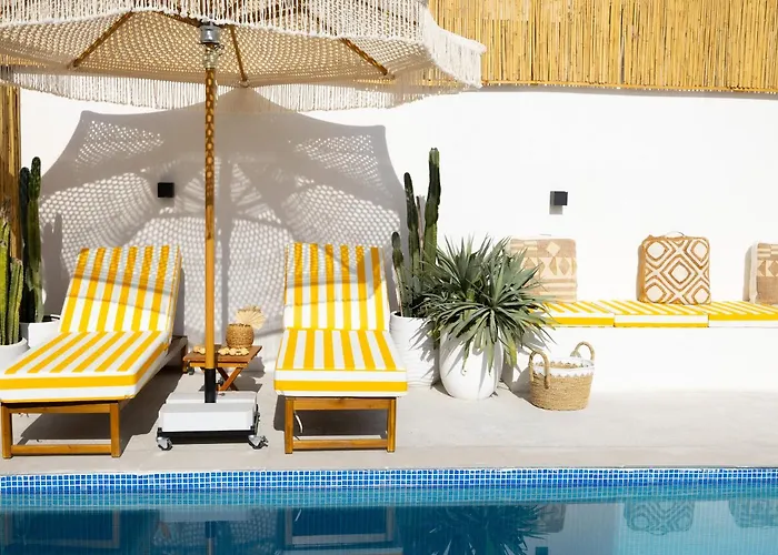 Beachside Escape 2 Min To Shore, Shared Pool & Burj Khalifa View!