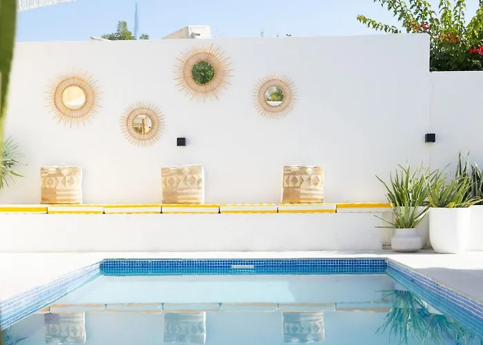 Beachside Escape 2 Min To Shore, Shared Pool & Burj Khalifa View!