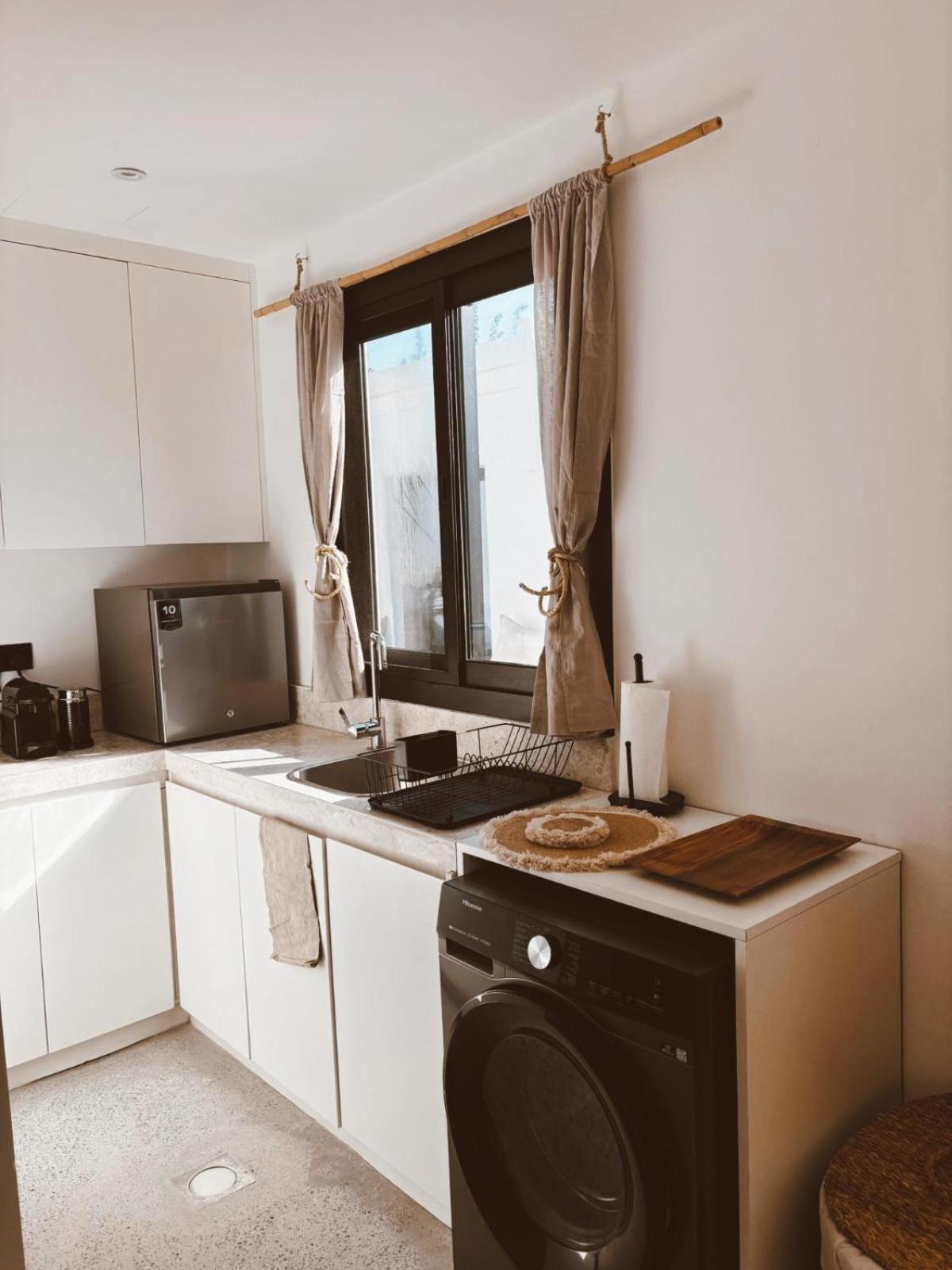 Beachside Escape 2 Min To Shore, Shared Pool & Burj Khalifa View! Apartment