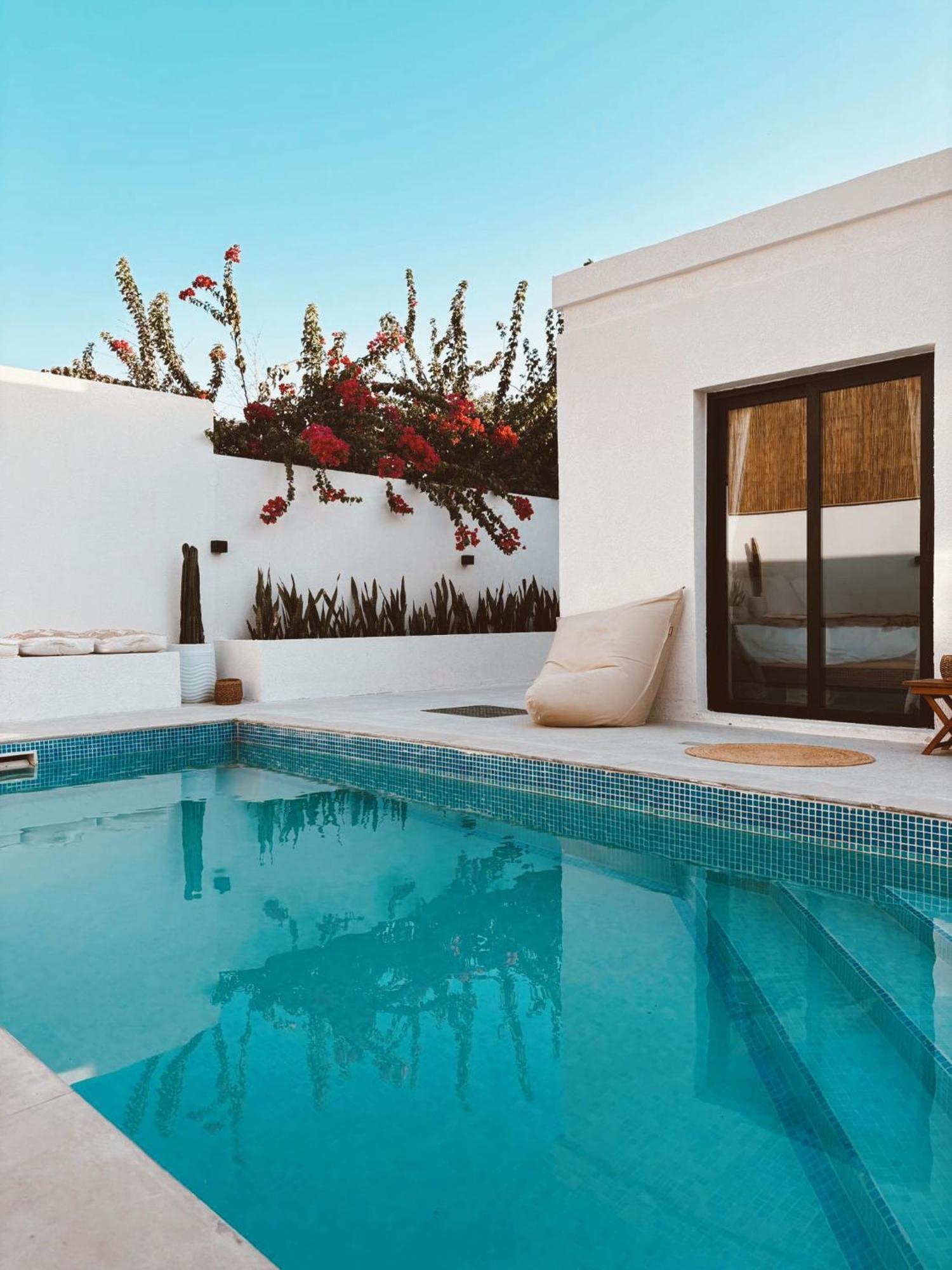 Apartment Beachside Escape 2 Min To Shore, Shared Pool & Burj Khalifa View! *