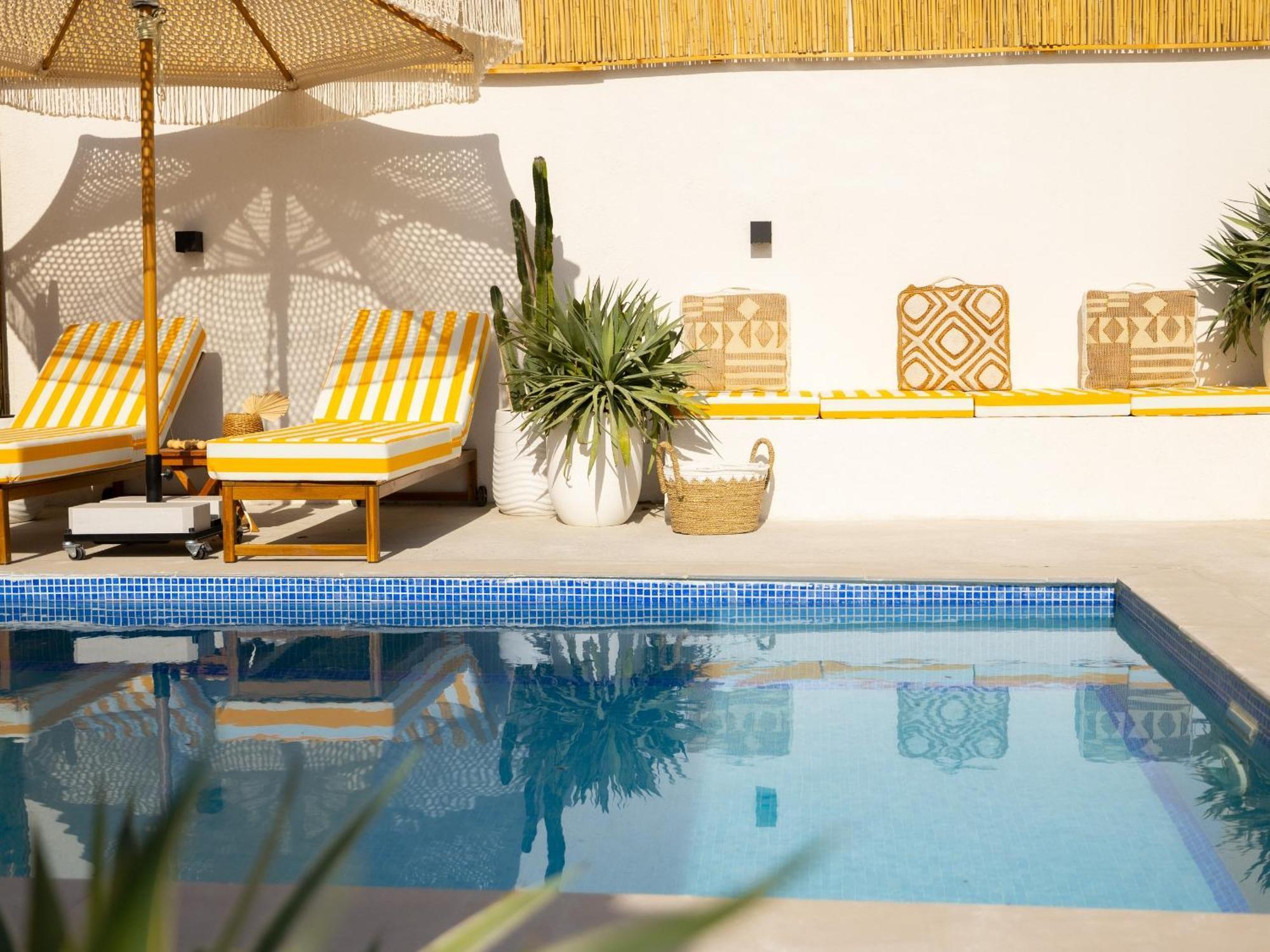 Beachside Escape 2 Min To Shore, Shared Pool & Burj Khalifa View! * Dubai
