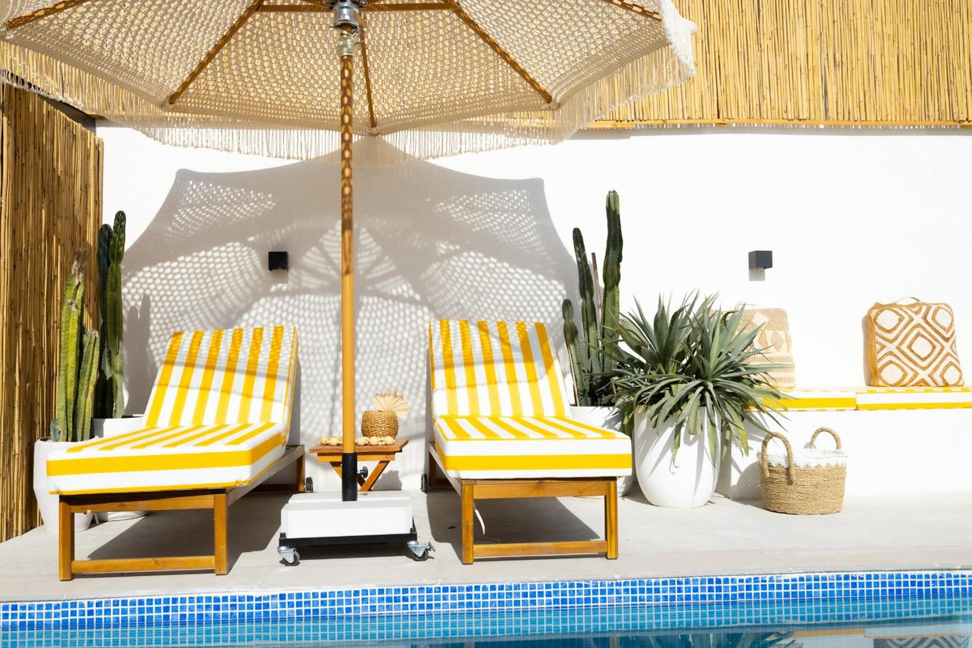Apartment Beachside Escape 2 Min To Shore, Shared Pool & Burj Khalifa View! *