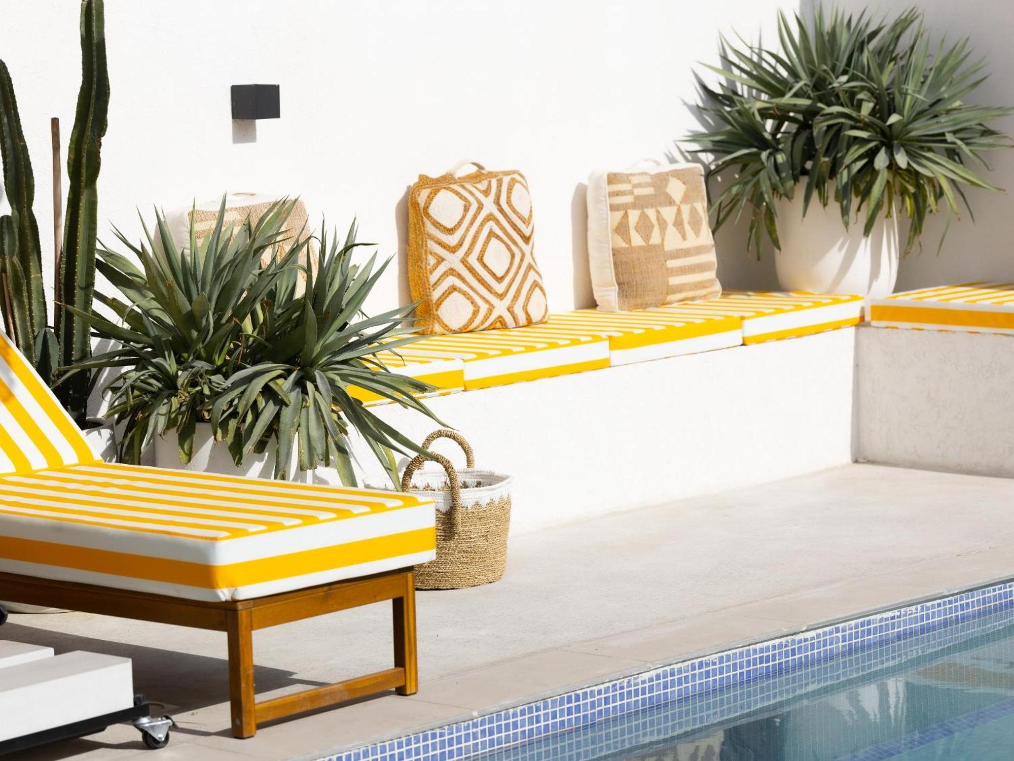 Apartment Beachside Escape 2 Min To Shore, Shared Pool & Burj Khalifa View!