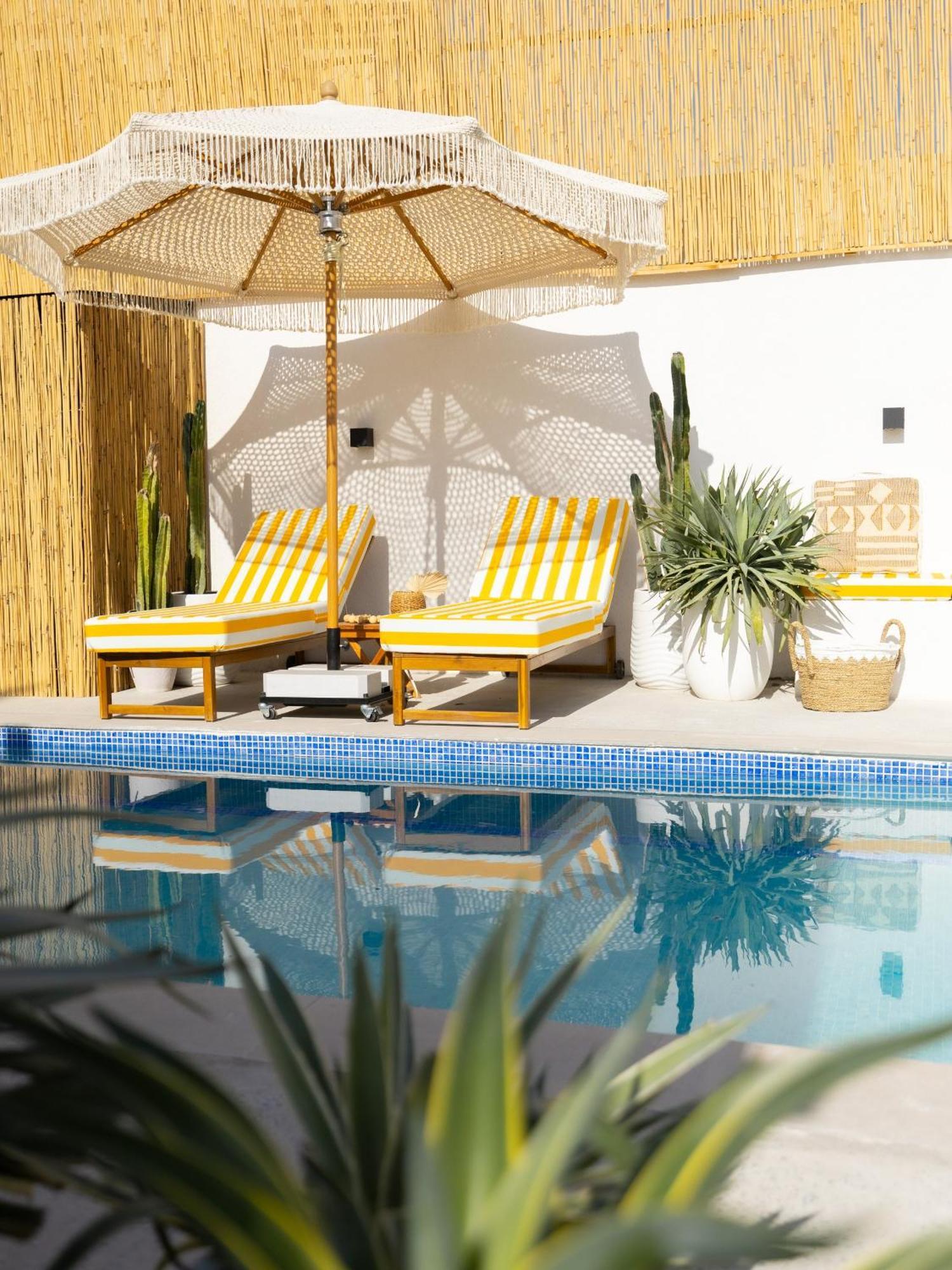 Beachside Escape 2 Min To Shore, Shared Pool & Burj Khalifa View! Apartment *