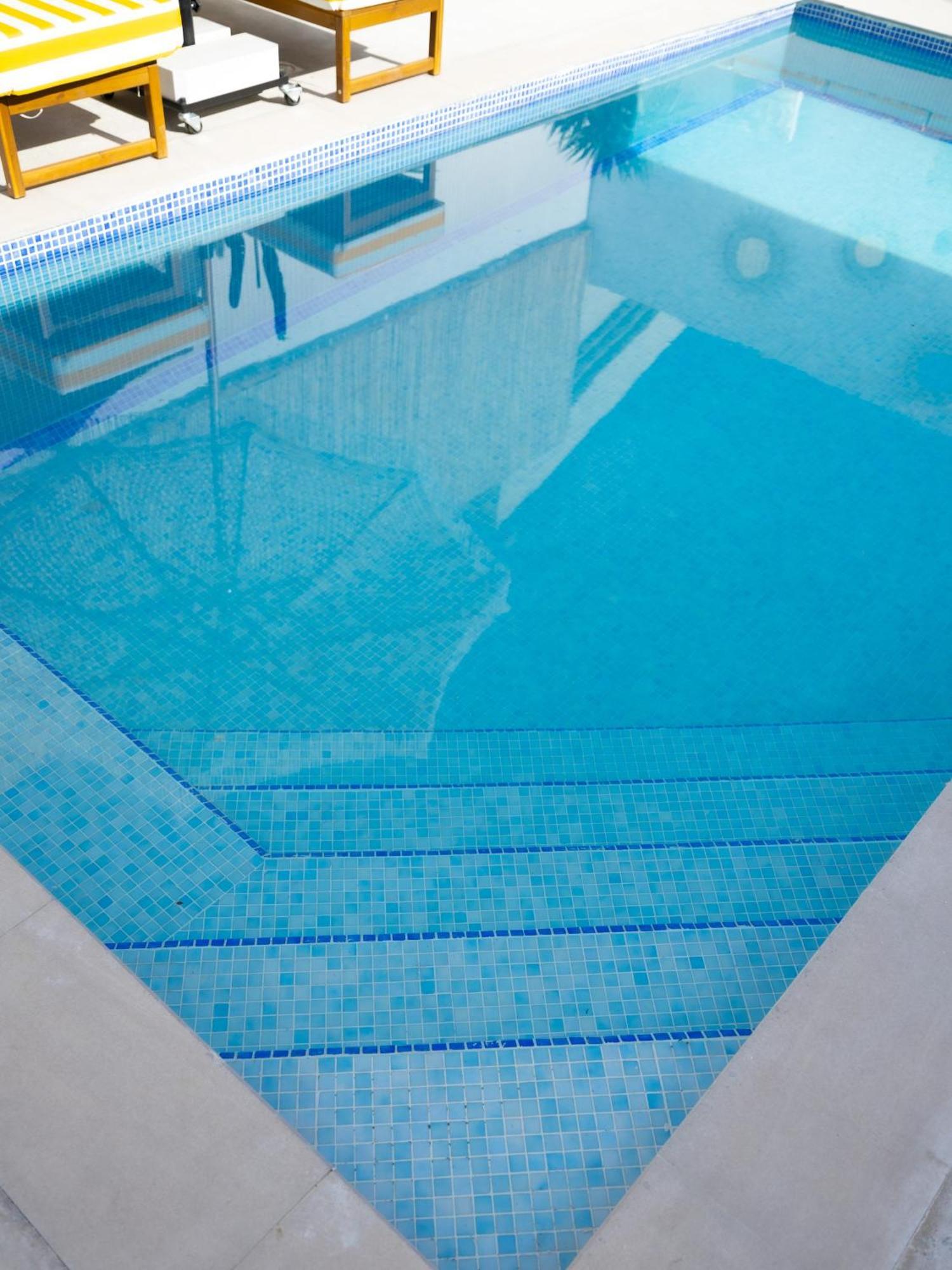 Beachside Escape 2 Min To Shore, Shared Pool & Burj Khalifa View! Apartment