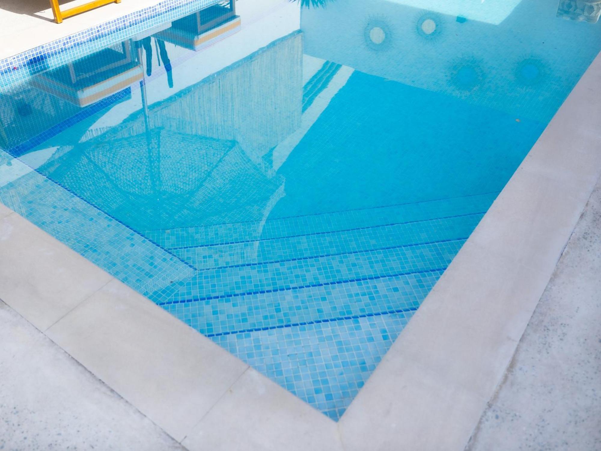 Beachside Escape 2 Min To Shore, Shared Pool & Burj Khalifa View! Dubai