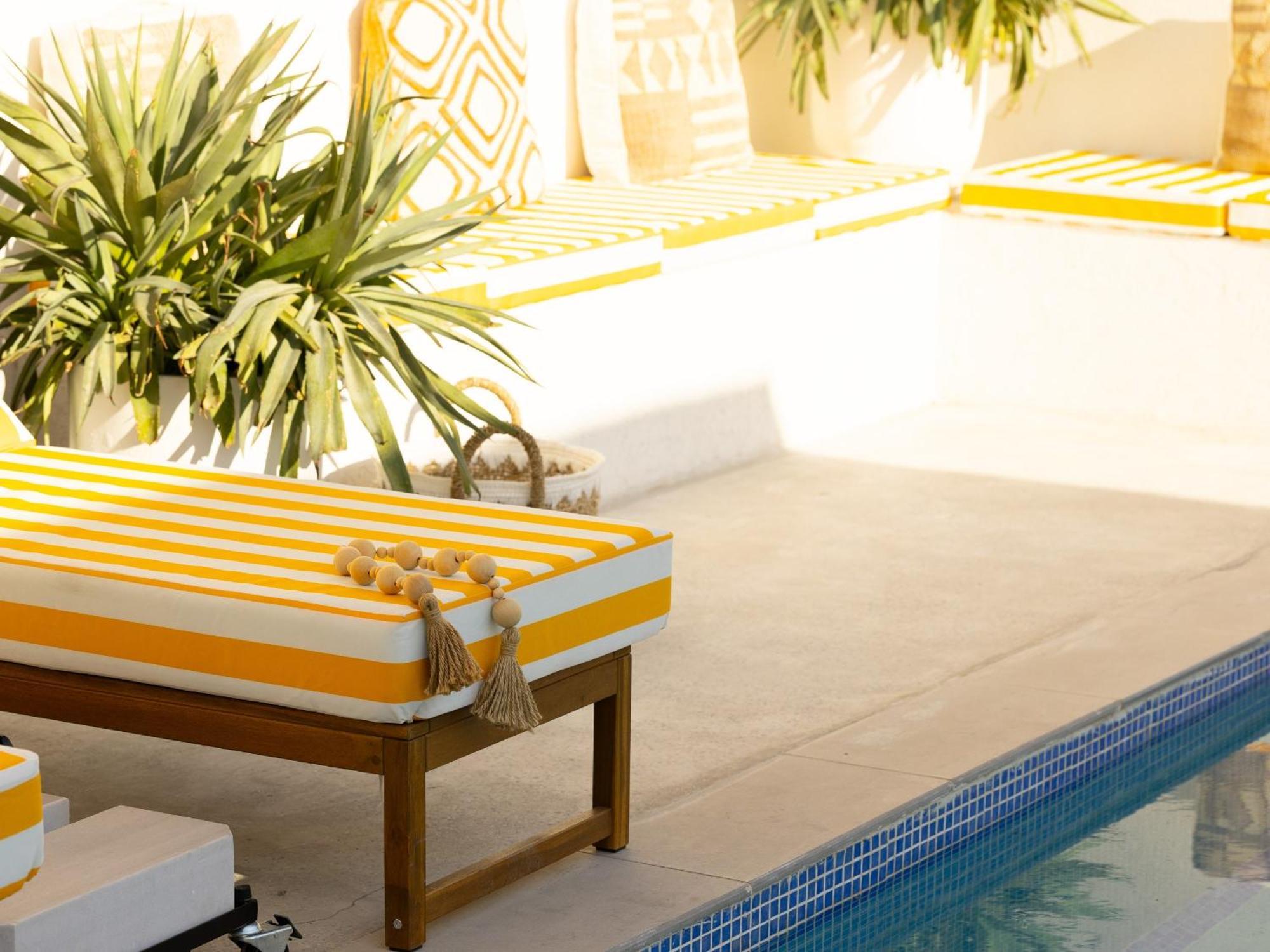 Apartment Beachside Escape 2 Min To Shore, Shared Pool & Burj Khalifa View! *
