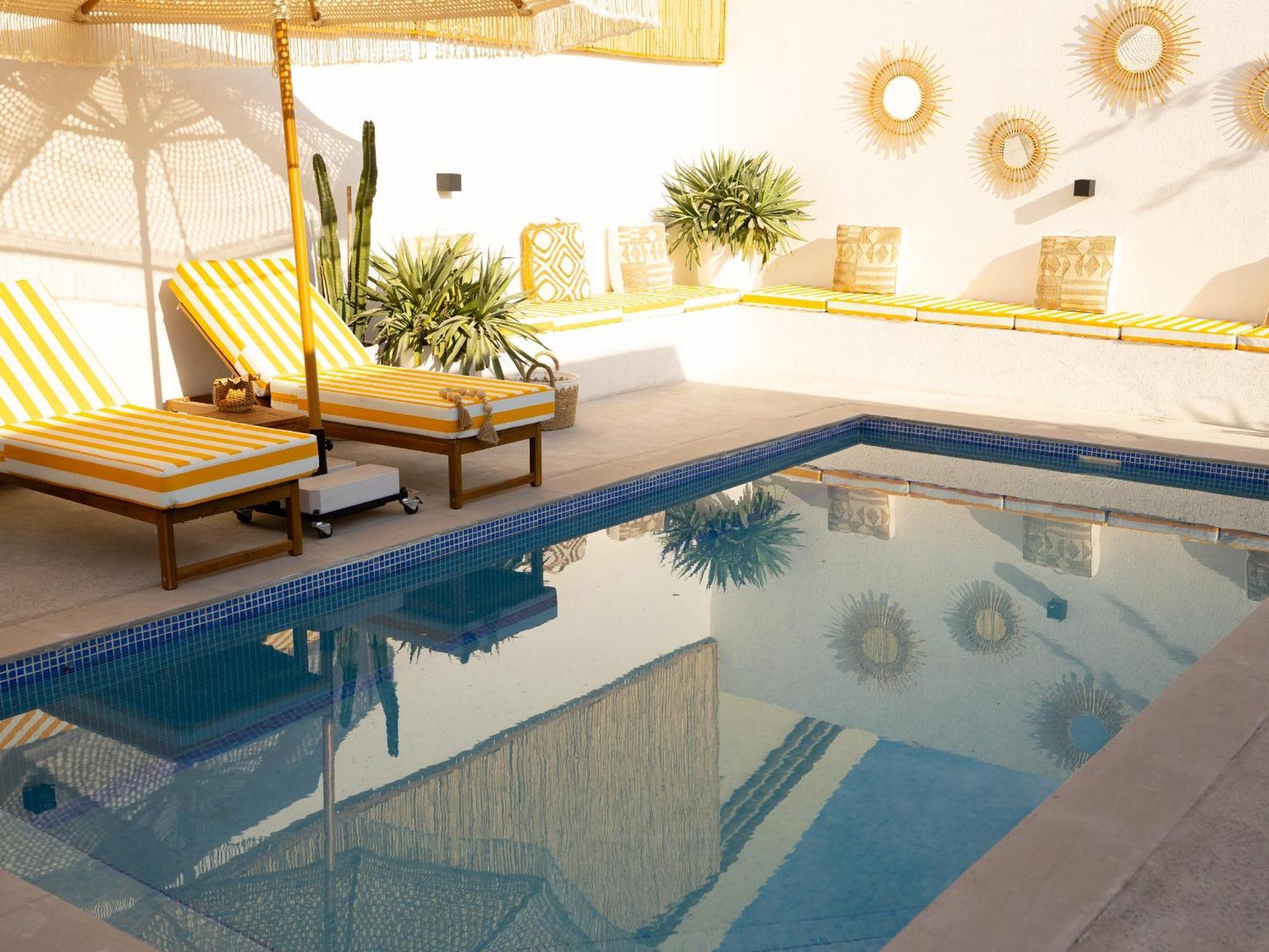 Apartment Beachside Escape 2 Min To Shore, Shared Pool & Burj Khalifa View! Dubai