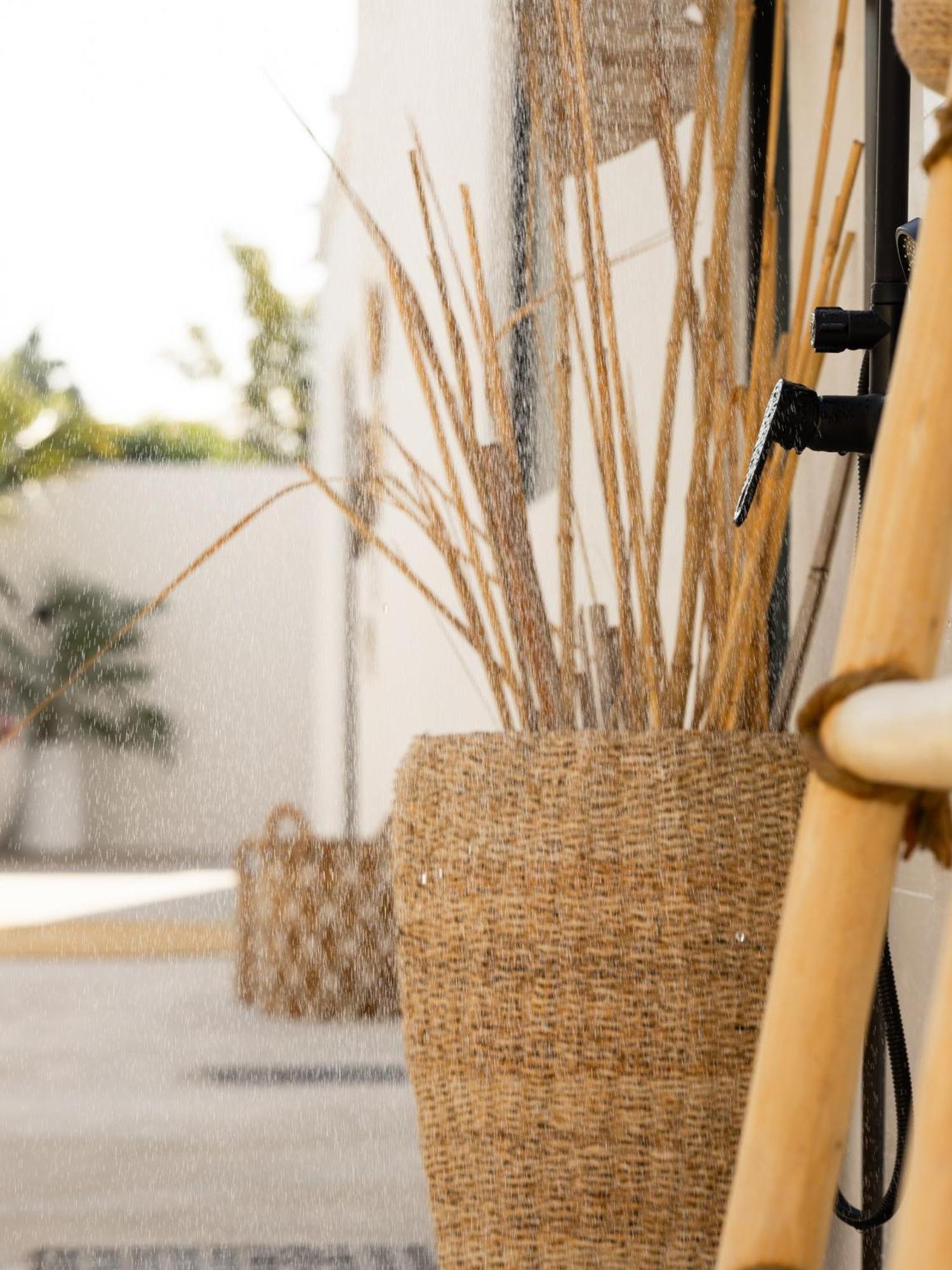 Beachside Escape 2 Min To Shore, Shared Pool & Burj Khalifa View! *