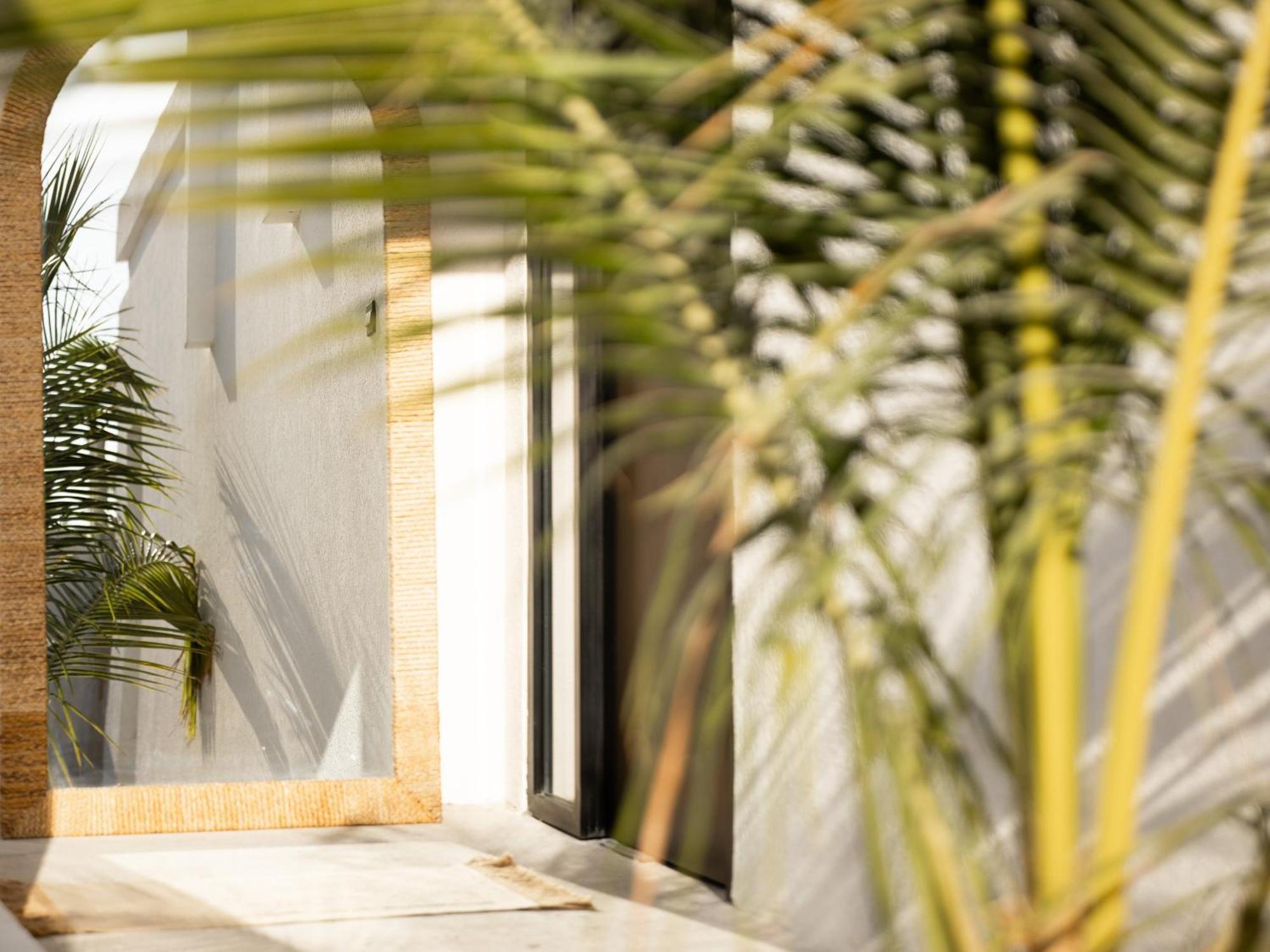 Beachside Escape 2 Min To Shore, Shared Pool & Burj Khalifa View! Apartment *
