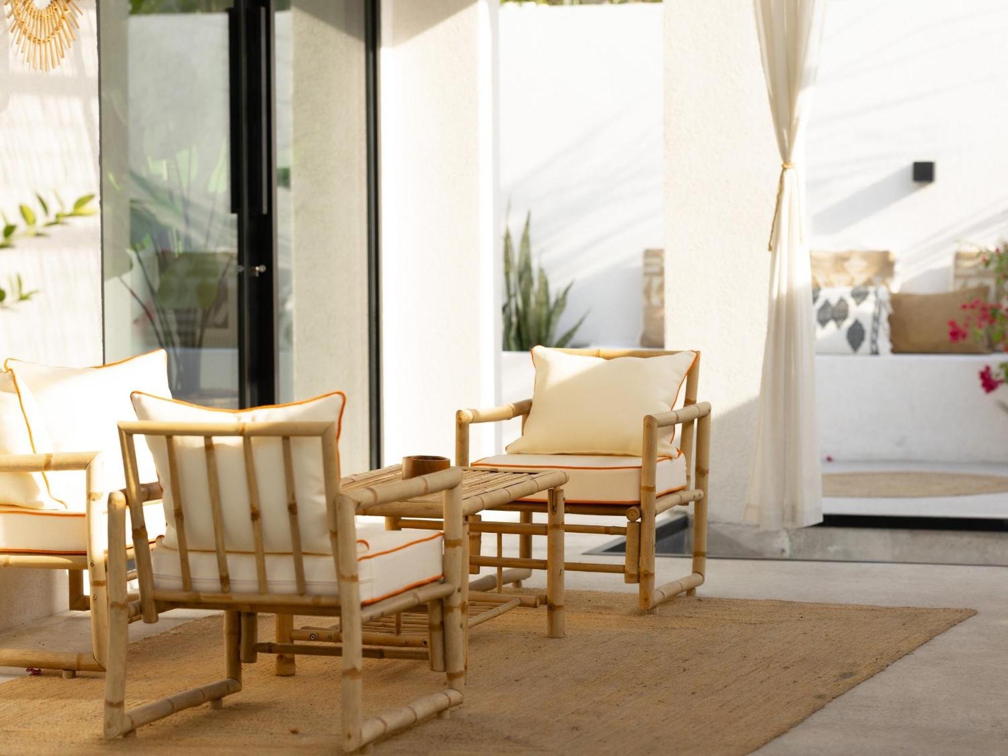 Apartment Beachside Escape 2 Min To Shore, Shared Pool & Burj Khalifa View!